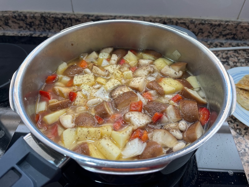 Añadimos habas, verduras y agua